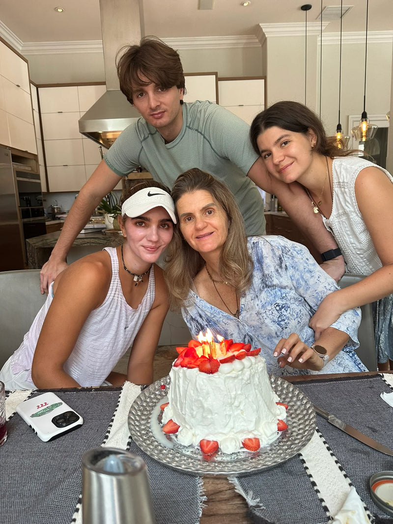 comiendo con la mamá